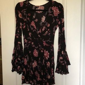 Forever 21: Bell sleeve floral fall dress